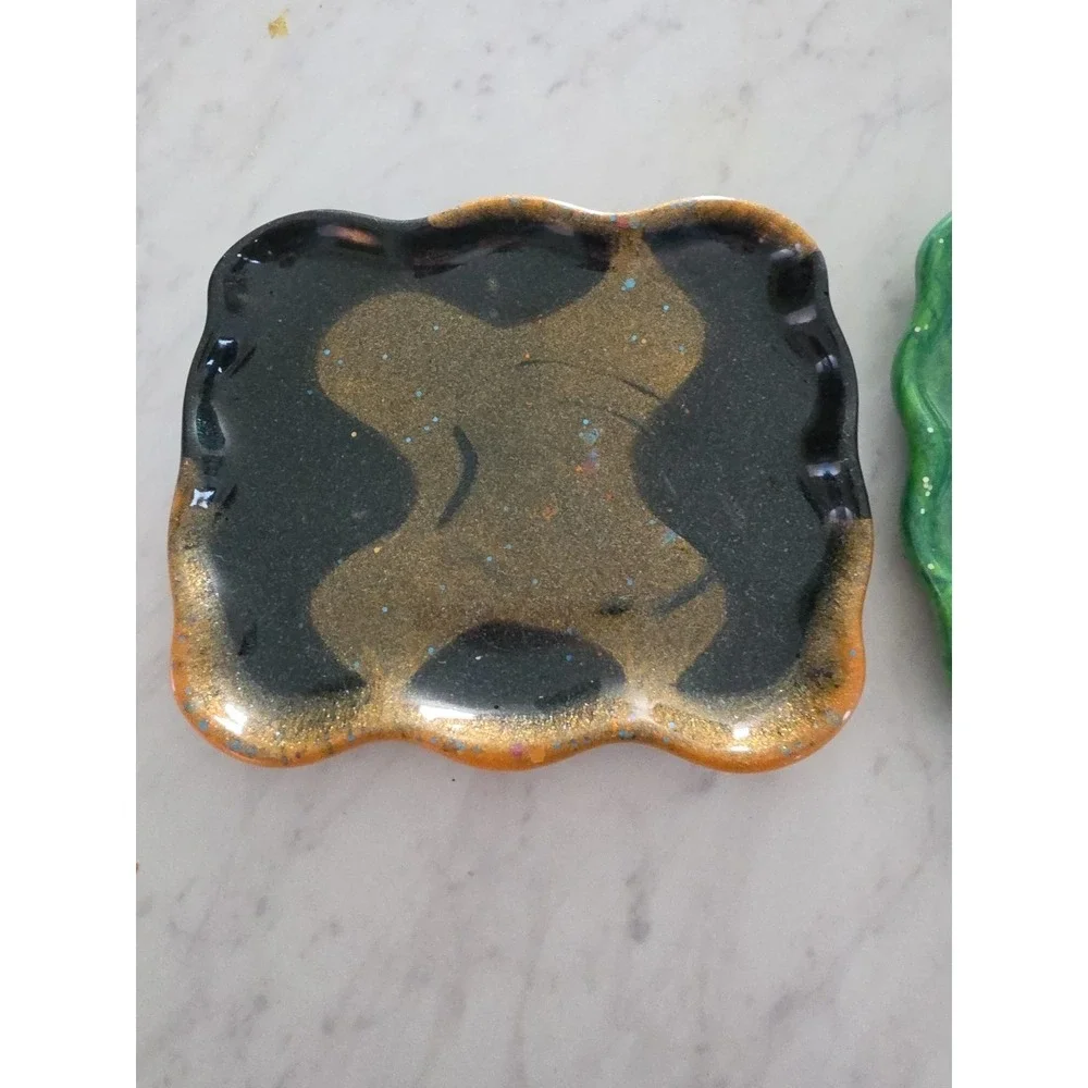 Handmade  Resin  Wavy Edge Plates